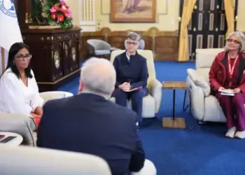 Delcy Rodríguez se reúne con representante de la OPS para «fortalecer el sector sanitario»