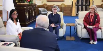 Delcy Rodríguez se reúne con representante de la OPS para «fortalecer el sector sanitario»