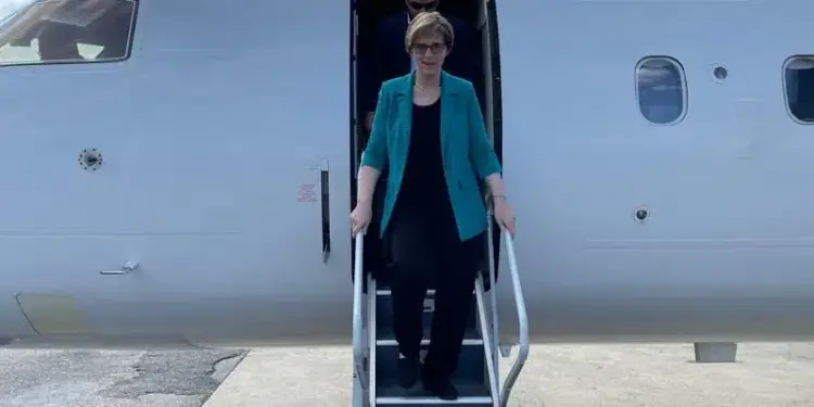 «Listos para trabajar»: Laura Dogu aterriza en Caracas para reabrir la Embajada de EEUU