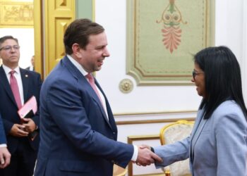 Delcy Rodríguez se reúne en Miraflores con altos ejecutivos de la petrolera Shell para evaluar proyectos de gasíferos