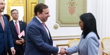 Delcy Rodríguez se reúne en Miraflores con altos ejecutivos de la petrolera Shell para evaluar proyectos de gasíferos