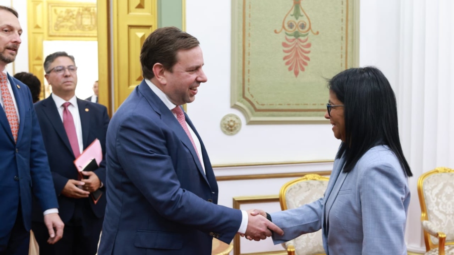 Delcy Rodríguez se reúne en Miraflores con altos ejecutivos de la petrolera Shell para evaluar proyectos de gasíferos