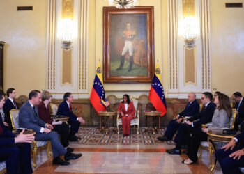 Delcy Rodríguez recibe al secretario de Interior de EE.UU. para profundizar la cooperación energética y fortalecer el sector minero