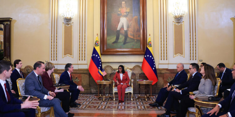 Delcy Rodríguez recibe al secretario de Interior de EE.UU. para profundizar la cooperación energética y fortalecer el sector minero