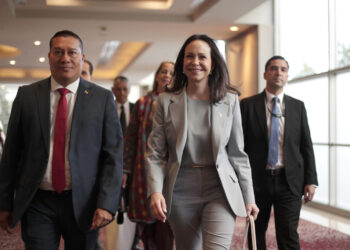 Machado aspira a «legitimar» todos los poderes y dice que su regreso a Venezuela será «coordinado con los aliados»