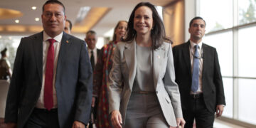 Machado aspira a «legitimar» todos los poderes y dice que su regreso a Venezuela será «coordinado con los aliados»