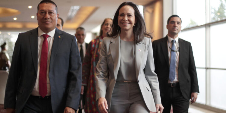 Machado aspira a «legitimar» todos los poderes y dice que su regreso a Venezuela será «coordinado con los aliados»