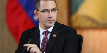 Arreaza afirma que se han otorgado 5.628 libertades plenas con la Ley de Amnistía
