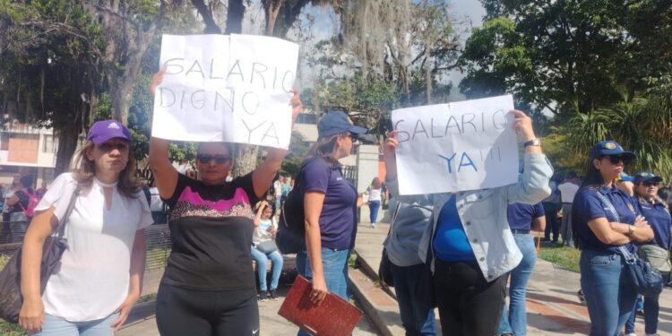 Trabajadores venezolanos marcharon en Caracas para entregar demandas salariales en la AN