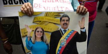 Maduro, dos meses fuera de una Venezuela que ha priorizado la economía sobre la política