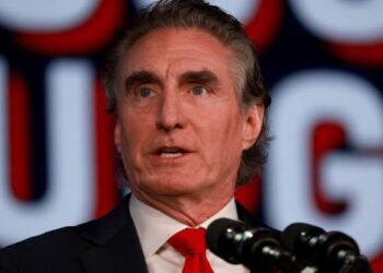 Doug Burgum, secretario del Interior de EE.UU., llega a Caracas para reunirse con autoridades venezolanas