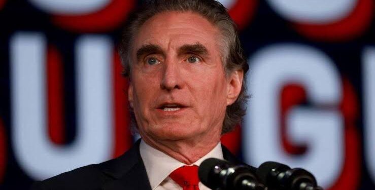 Doug Burgum, secretario del Interior de EE.UU., tendría planificado arribar a Caracas en las próximas horas