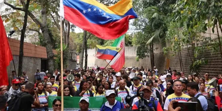 «Venezuela e Irán, una sola bandera»: el chavismo se moviliza en Caracas para rendir homenaje a Alí Jameneí