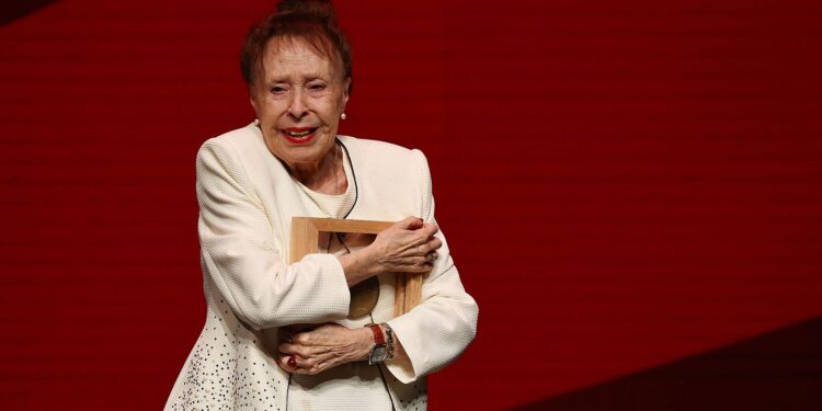 Muere Gemma Cuervo, la actriz española que fue mucho más que Vicenta de ‘Aquí no hay quien viva’, a los 91 años