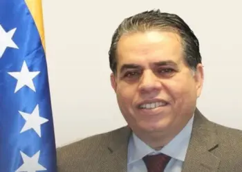 Delcy Rodríguez confirma a Orlando Maniglia como nuevo embajador en Colombia