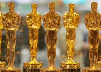 La 98 edición de los Premios Óscar contará este domingo con un dispositivo de seguridad reforzado después de que el FBI trasladara a las autoridades californianas una advertencia sobre una presunta amenaza vinculada a Irán en la costa oeste de Estados Unidos, según han confirmado fuentes oficiales y medios especializados.  El Hollywood Reporter y Variety aseguran que la gala, que se celebrará en el Teatro Dolby de Los Ángeles, dispondrá de más medios de protección debido a esta alerta, sobre la que el presidente Donald Trump señaló ayer que su Gobierno analiza «una afirmación no verificada» que apunta a un posible complot con drones lanzados desde una embarcación frente a la costa para atacar objetivos en California.  El gobernador del estado, Gavin Newsom, confirmó haber recibido la comunicación federal, pero quiso transmitir tranquilidad al señalar que no existe una «amenaza inminente». El propio memorando del FBI indica que la información recibida «aún no ha sido comprobada ni verificada».  Durante la rueda de prensa previa a la ceremonia, los productores ejecutivos de la retransmisión, Katy Mullan y Raj Kapoor, anunciaron que este año habrá un refuerzo en las medidas de seguridad, aunque no hicieron mención directa a la supuesta alerta. «Contamos con el apoyo del FBI y el Departamento de Policía de Los Ángeles, y es una estrecha colaboración», declaró Kapoor, según recoge The Hollywood Reporter.  «Este espectáculo tiene que funcionar a la perfección. Pero queremos que todos los que vengan, los que lo presencien e incluso los fans que estén fuera de las barreras se sientan seguros, protegidos y bienvenidos«, añadió el productor, explicando que garantizar esa seguridad forma parte del trabajo del equipo de producción.  Fuentes de Variety indicaron que durante el despliegue de la alfombra roja, realizado ayer, ya se incrementó la presencia de seguridad, aunque de manera discreta para no alarmar al público.  La gala, que será presentada por Conan O’Brien y se emitirá en directo por ABC y en streaming por Hulu, reunirá a lo más destacado de la industria cinematográfica en un contexto de máxima precaución por parte de las autoridades.  Con información de Caraota Digital.