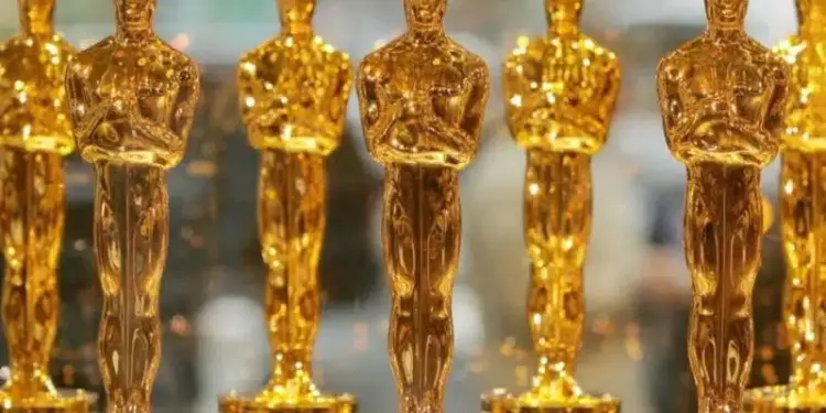 La 98 edición de los Premios Óscar contará este domingo con un dispositivo de seguridad reforzado después de que el FBI trasladara a las autoridades californianas una advertencia sobre una presunta amenaza vinculada a Irán en la costa oeste de Estados Unidos, según han confirmado fuentes oficiales y medios especializados.  El Hollywood Reporter y Variety aseguran que la gala, que se celebrará en el Teatro Dolby de Los Ángeles, dispondrá de más medios de protección debido a esta alerta, sobre la que el presidente Donald Trump señaló ayer que su Gobierno analiza «una afirmación no verificada» que apunta a un posible complot con drones lanzados desde una embarcación frente a la costa para atacar objetivos en California.  El gobernador del estado, Gavin Newsom, confirmó haber recibido la comunicación federal, pero quiso transmitir tranquilidad al señalar que no existe una «amenaza inminente». El propio memorando del FBI indica que la información recibida «aún no ha sido comprobada ni verificada».  Durante la rueda de prensa previa a la ceremonia, los productores ejecutivos de la retransmisión, Katy Mullan y Raj Kapoor, anunciaron que este año habrá un refuerzo en las medidas de seguridad, aunque no hicieron mención directa a la supuesta alerta. «Contamos con el apoyo del FBI y el Departamento de Policía de Los Ángeles, y es una estrecha colaboración», declaró Kapoor, según recoge The Hollywood Reporter.  «Este espectáculo tiene que funcionar a la perfección. Pero queremos que todos los que vengan, los que lo presencien e incluso los fans que estén fuera de las barreras se sientan seguros, protegidos y bienvenidos«, añadió el productor, explicando que garantizar esa seguridad forma parte del trabajo del equipo de producción.  Fuentes de Variety indicaron que durante el despliegue de la alfombra roja, realizado ayer, ya se incrementó la presencia de seguridad, aunque de manera discreta para no alarmar al público.  La gala, que será presentada por Conan O’Brien y se emitirá en directo por ABC y en streaming por Hulu, reunirá a lo más destacado de la industria cinematográfica en un contexto de máxima precaución por parte de las autoridades.  Con información de Caraota Digital.