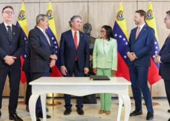 Venezuela y Shell firman acuerdos en materia de gas y petróleo durante la visita de Doug Burgum