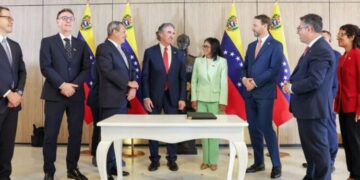 Venezuela y Shell firman acuerdos en materia de gas y petróleo durante la visita de Doug Burgum